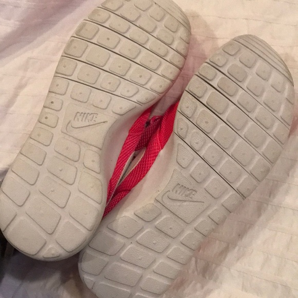 Nike Roshe, Neon Pink - Picture 3 of 5